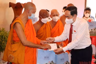 Đồng chí Trần Thanh Mẫn tặng quà các hòa thượng, sư sãi nhân dịp Tết Chôl Chnăm Thmây tại An Giang.