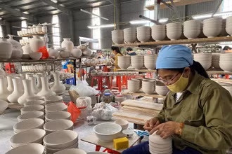 Sản phẩm gốm của Công ty TNHH bảo tồn và phát triển gốm Bồ Bát, góp phần khơi dậy nghề truyền thống ở huyện Yên Mô (Ninh Bình). 
