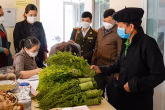 Người dân huyện Hà Quảng giới thiệu các sản phẩm sinh kế bền vững (Ảnh: AAV/AFV).