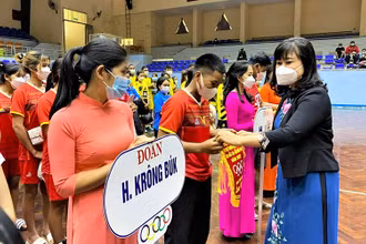 Lãnh đạo Ủy ban nhân dân tỉnh Đắk Lắk trao cờ lưu niệm cho các đoàn tham dự hội thi.