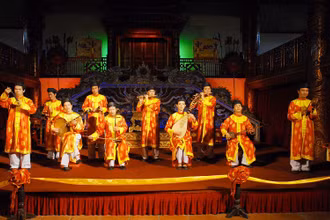 Biểu diễn nghệ thuật với nhạc cụ truyền thống.