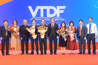 Đại diện Tổng cục Du lịch, Hiệp hội Du lịch tặng hoa cho Ban điều hành VTDF tại buổi ra mắt sáng 1/4 (Ảnh: Tổng cục Du lịch)