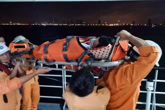 Vận chuyển bệnh nhân về bờ an toàn.