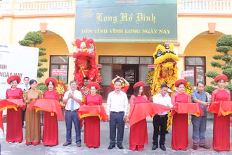 Cắt băng khai mạc triển lãm chuyên đề “Từ Long Hồ dinh đến tỉnh Vĩnh Long ngày nay”. 