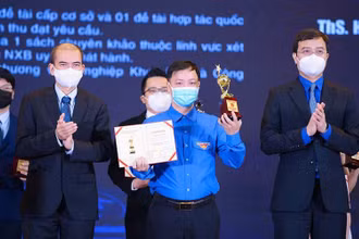 Anh Hồ Xuân Vinh được trao tặng Giải thưởng Khoa học công nghệ Quả cầu vàng dành cho các nhà khoa học trẻ của Trung ương Đoàn.