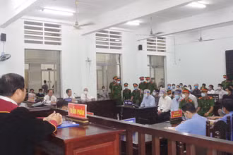 Các bị cáo nghe bản án. (Ảnh: PHONG NGUYÊN)