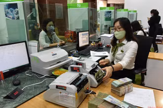 Khách hàng giao dịch tại chi nhánh Vietcombank.