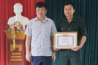 Phó Chủ tịch UBND huyện Thanh Chương Lê Đình Thanh trao giấy khen cho ông Nguyễn Hữu Hiền. (Ảnh: Báo Nghệ An)