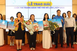 Đại diện Ban tổ chức Cuộc thi “Trang sách trẻ Thủ đô” trao giải nhất tặng các thí sinh Bùi Hà My và Nguyễn Thị Ánh Dương. 