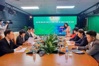 Các đại biểu tham dự tọa đàm thảo luận về vai trò của nền tảng số trong nền kinh tế hiện nay.