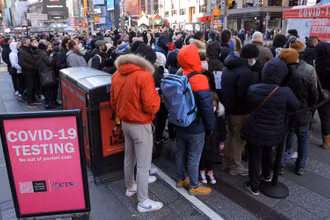 Xếp hàng chờ xét nghiệm Covid-19 ở Quảng trường Thời đại, thành phố New York, Mỹ. (Ảnh: Reuters)