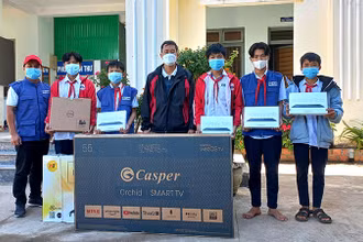 Trao tặng thiết bị cho học sinh Trường THCS Đăk Ruồng, Kon Tum. (Ảnh: Plan International Việt Nam)