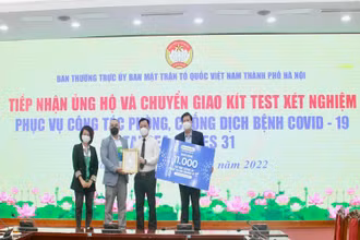 Mặt trận Tổ quốc thành phố Hà Nội tiếp nhận và chuyển giao 11 nghìn kít xét nghiệm từ Công ty Dược phẩm Pharmacity.