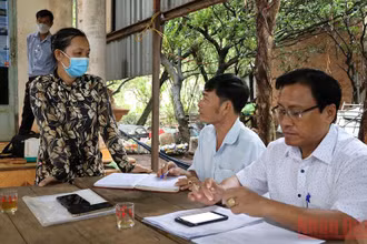 Cán bộ huyện Long Thành tiếp nhận kiến nghị của người dân trong vùng Dự án Sân bay Long Thành về bồi thường, tái định cư.