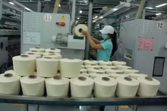 Sản xuất sợi tại Nhà máy Sợi Vinatex Phú Cường (Đồng Nai).