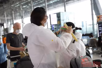 Du khách tại sân bay quốc tế Suvarnabhumi, Thái Lan. (Ảnh: Tuấn Anh)