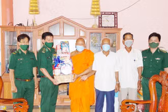 Đại tá Bùi Văn Bình, Phó Chỉ huy trưởng Nghiệp vụ Bộ đội Biên phòng tỉnh Sóc Trăng tặng quà, chúc tết sư sãi, Ban quản trị chùa Soài Côn, phường 2, thị xã Vĩnh Châu. 