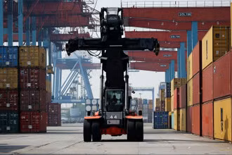 Bốc dỡ container tại cảng Tanjung Priok, Jakarta, Indonesia. (Ảnh: Reuters)