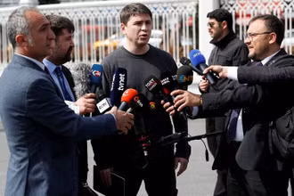 Cố vấn Tổng thống Ukraine, ông Mykhailo Podolyak trả lời báo giới sau cuộc đàm phán với phái đoàn Nga tại Istanbul, Thổ Nhĩ Kỳ, ngày 29/3/2022. (Ảnh: Reuters)