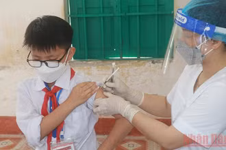 Triển khai tiêm vaccine cho học sinh khối lớp 6 tại Trường THCS thị trấn Yên Định, huyện Hải Hậu (Nam Định).