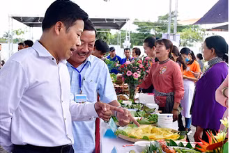 Hàng loạt loại bánh thơm ngon tại Ngày hội Bánh dân gian ở Cà Mau cuốn hút du khách.