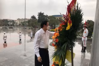 Trưởng Ban Nội chính Trung ương Phan Đình Trạc cùng đoàn công tác Ban Nội chính Trung ương dâng hoa tại Tượng đài Tổng Bí thư Nguyễn Văn Linh.