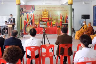 Tổng Lãnh sự Chu Đức Dũng phát biểu tại lễ dâng hương ở chùa Khánh An.