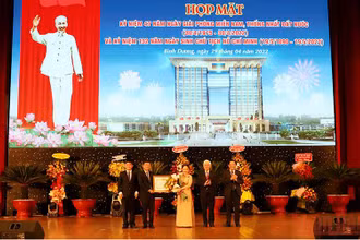 Thừa ủy quyền của Chủ tịch nước, lãnh đạo tỉnh Bình Dương trao Huân chương Lao động hạng Nhì tặng đồng chí Nguyễn Thị Lệ Trinh, Chủ tịch Hội Chữ thập đỏ tỉnh Bình Dương.