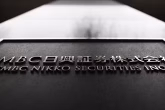 SMBC Nikko bị cáo buộc thao túng giá thông qua việc đặt lượng lớn lệnh mua ngay trước khi thị trường đóng cửa.(Nguồn: Reuters)