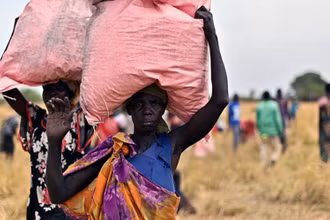 Người dân nhận lương thực cứu trợ tại Ayod (Nam Sudan), ngày 6/2/2020. (Ảnh: AFP/TTXVN)