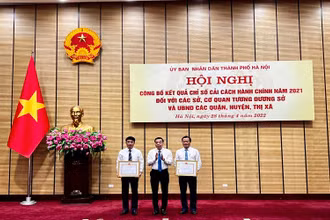 Chủ tịch UBND thành phố trao tặng Bằng khen hai đơn vị dẫn đầu khối Sở và quận, huyện.