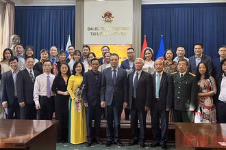 Đại sứ Đặng Minh Khôi chụp ảnh kỷ niệm cùng các đại biểu. (Ảnh: Quế Anh)