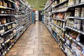 Các kệ hàng tại một chợ bán thực phẩm ở Arlington, Virginia, Mỹ. (Ảnh: THX/TTXVN)