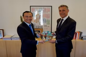 Đại sứ Lương Thanh Nghị chào xã giao Thứ trưởng Ngoại giao Đan Mạch phụ trách Thương mại và Bền vững toàn cầu Steen Hommel. Ảnh:BNG