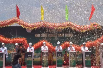 Nguyên Chủ tịch nước Trương Tấn Sang; nguyên Phó Thủ tướng Thường trực Chính phủ Trương Hòa Bình và lãnh đạo tỉnh Long An ấn nút khởi công dự án hạ tầng Khu công nghiệp Nam Thuận. 
