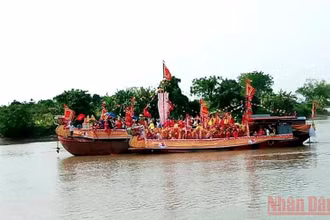 Thuyền rồng chở các cụ cao niên trong làng.