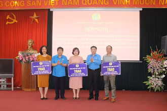 Trao quà tặng đại diện các đơn vị có đoàn viên, người lao động hoàn cảnh khó khăn, ảnh hưởng bởi dịch Covid-19.