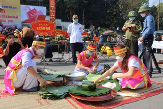 Các đội tham gia thi gói, nấu bánh chưng dâng lên các Vua Hùng.