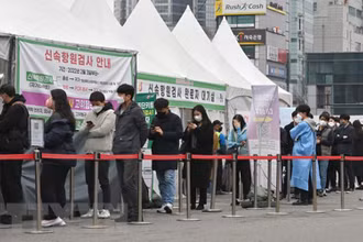 Người dân xếp hàng chờ xét nghiệm Covid-19 tại Seoul, Hàn Quốc, ngày 17/3/2022. (Ảnh: AFP/TTXVN)