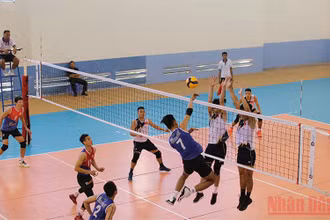 Một pha tranh chấp bóng của hai đội tuyển.