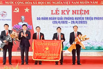 Đồng chí Lê Quang Tùng trao bức trướng của Tỉnh ủy, HĐND, UBND, Ủy ban MTTQVN tỉnh cho Đảng bộ, chính quyền và nhân dân huyện Triệu Phong. 