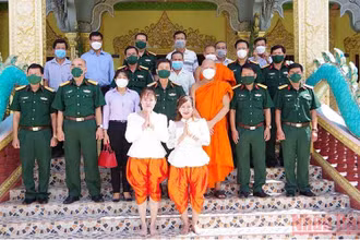 Đoàn công tác chụp ảnh lưu niệm với các vị sư sãi và Ban Quản trị chùa Som Rom, phường 5, thành phố Sóc Trăng.