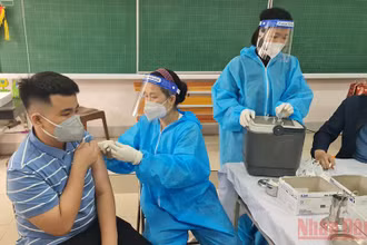 Tổ chức tiêm vaccine cho các học sinh từ 5 đến dưới 12 tuổi.