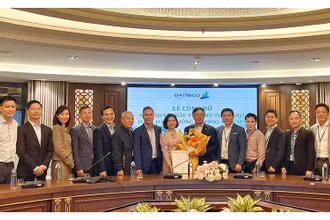 Ông Nguyễn Ngọc Trọng (đứng thứ 6 từ phải qua) được bổ nhiệm giữ chức vụ Phó Chủ tịch Hội đồng quản trị Hãng hàng không Bamboo Airways.