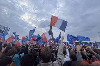 Những người ủng ông Emmanuel Macron hô vang: Chúng ta đã chiến thắng.