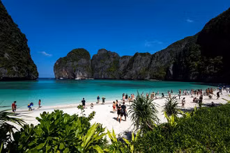 Du khách nước ngoài trên bãi biển ơ vịnh Maya, tỉnh Krabi. (Ảnh: Reuters)