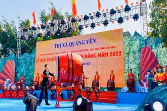 Lãnh đạo thị xã Quảng Yên gióng trống khai Hội truyền thống Bạch Đằng năm 2022.