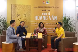 Buổi trò chuyện giữa TS Lê Y Linh, nhạc sĩ Quốc Trung, nhà văn Trương Quý và nhà báo Tiến Mạnh.