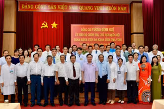 Chủ tịch Quốc hội Vương Đình Huệ và Đoàn công tác chụp ảnh lưu niệm với các cán bộ, y, bác sĩ, nhân viên y tế. (Ảnh: CTV)