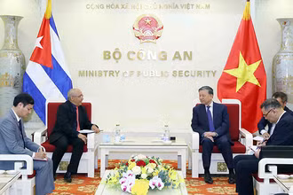 Đại tướng Tô Lâm, Ủy viên Bộ Chính trị, Bộ trưởng Công an tiếp đồng chí Pedro Soca Pascual, đại diện Bộ Nội vụ Cuba tại Việt Nam. (Ảnh: Báo Công an nhân dân)